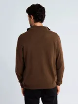 Campera de punto tipo sweater con cierre frontal completo, cuello alto y detalles en color gris en el borde del cuello, puños y ruedo.