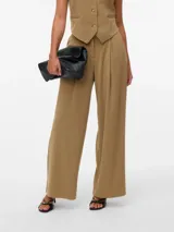 Pantalón wide leg de tiro medio color tostado, con pinzas delanteras y bolsillos laterales.