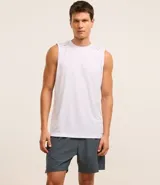 Bermuda deportiva masculina color verde oliva, confeccionada en poliéster y elastano. Posee cintura elástica con cordón interno ajustable y estampa reflectante en el lateral. Ideal para actividades deportivas.