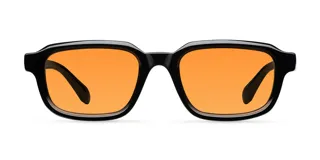 Lentes de sol con montura rectangular de color negro y cristales en tono naranja. Presentan un diseño contemporáneo con esquinas redondeadas y protección UV400.