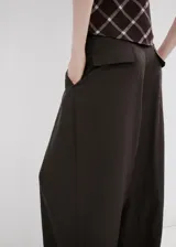 Pantalón marrón de corte recto y tiro medio, confeccionado en mezcla de lyocell y viscosa. Cuenta con bolsillos laterales y bolsillos traseros con solapa.