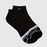 Medias tipo soquete de color negro con detalles en blanco. Presentan un logo pequeño en el tobillo y la palabra 'black' tejida en la zona de la puntera junto a líneas horizontales.
