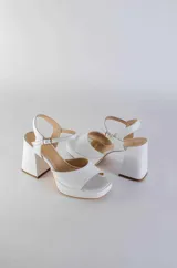 Sandalias rojas de cuero con plataforma y taco cuadrado.