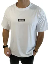 Remera blanca de algodón con estampado rectangular negro con letras blancas en el centro del pecho.