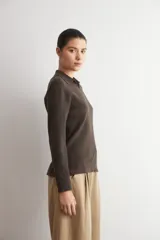 Sweater marrón chocolate de punto con cuello polo y escote en V, de manga larga y calce clásico.