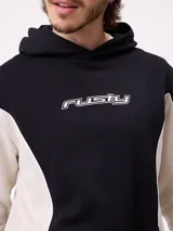 Canguro azul marino con capucha, bolsillo canguro frontal y paneles laterales en color bordó con ribetes blancos. Logo "Rusty" estampado en el pecho.