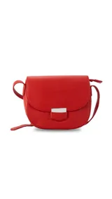 Bandolera de cuero sintético en color rosado, con diseño de solapa redondeada y cierre metálico frontal. Cuenta con correa ajustable para llevar al hombro o cruzada.