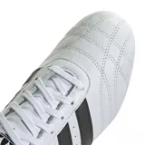 Championes Adidas modelo Taekwondo Lace, de diseño minimalista en color blanco con las icónicas tres tiras laterales en negro y detalle en el talón. Presenta una puntera reforzada con costuras decorativas y suela de goma delgada.