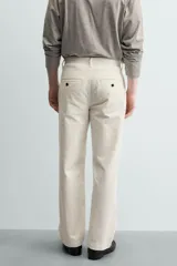 Pantalón chino de corte recto confeccionado en algodón. Presenta bolsillos frontales, un pequeño bolsillo cerillero y bolsillos traseros de vivo con botón. Cierre frontal con cremallera y botón.