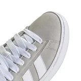 Championes Adidas Grand Court Alpha grises con las tres tiras blancas en los laterales.