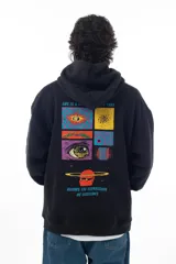 Buzo hoodie negro con estampado en la espalda que incluye imágenes psicodélicas y la frase "Life is a collection that allows the expression of existence".
