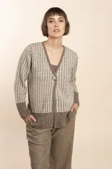 Cardigan tejido de lana color beige con diseño de waffle en blanco.