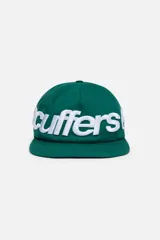 Gorra Scuffers de algodón twill color verde, con diseño estructurado y visera plana. Presenta bordado en relieve del logo en color blanco que envuelve el frente y los laterales.