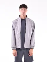 Campera deportiva color gris claro, con cuello mao, cierre frontal y puños y cintura elásticos.