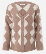 Cardigan de punto con estampado de cuadros argyle en tonos marrón y beige. Presenta escote en V, cierre frontal con botones, mangas largas con puños acanalados y corte recto.