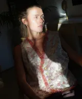 Chaleco sin mangas confeccionado en brocato metálico con estampado floral y terminaciones con flecos deshilachados. Cierre frontal con botones.