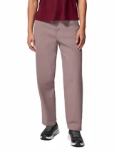 Pantalón largo recto de Columbia para mujer, ligeramente elástico y de diseño clásico, con bolsillos para las manos, trabillas para el cinturón y bolsillo de seguridad con cremallera.