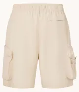 Bermuda masculina de poliéster color negro, corte baggy cropped, con cintura elástica ajustable con cordón y bolsillos funcionales.