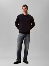 Sweater Calvin Klein de punto color azul marino, con cuello redondo, mangas largas y detalles acanalados en cuello, puños y bajo. Presenta un discreto monograma CK bordado en rojo en el pecho.