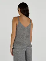 Musculosa color ladrillo con breteles finos y escote en V.