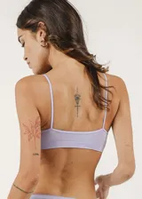 Soutien tipo top de microfibra sin costuras, sin aro y sin copas.