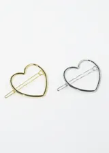 Broche para el pelo dorado con forma de corazón.