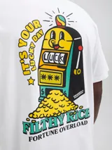 Remera de manga corta y cuello redondo con calce holgado. Presenta un diseño estampado en la espalda con motivos de máquina tragamonedas y texto, con acabado en goma.