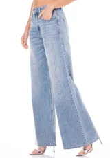 Jean de tiro medio y corte wide leg, confeccionado en denim de lavado claro. Presenta un diseño de líneas sinuosas formadas por pequeños brillos aplicados en toda la superficie frontal.
