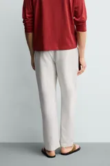 Pantalón de corte regular fit confeccionado en tejido mezcla de algodón, con cintura elástica ajustable mediante cordón, bolsillos laterales y bolsillos traseros de vivo.