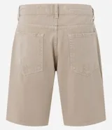 Bermuda masculina de sarga color beige con corte slim, diseño con roturas estilo destroyed y cierre tradicional de botón y cremallera.