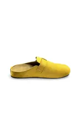 Zuecos de gamuza color amarillo, diseño cerrado en la parte delantera y destalonado, con una tira superior ajustable mediante hebilla metálica.