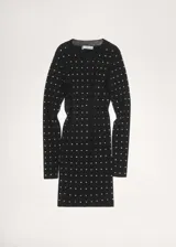 Vestido corto de punto fino en color negro, con diseño entallado, cuello perkins y manga larga. Presenta un detalle de strass distribuido por toda la prenda.