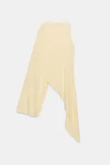 Top asimétrico de mezcla de lyocell en color amarillo claro, con cuello redondo y diseño fluido de corte irregular con una manga larga y un lateral drapeado.