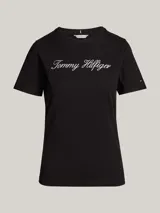 Remera negra de algodón orgánico con cuello redondo y mangas cortas. Presenta el logo script de Tommy Hilfiger bordado en blanco en el pecho y el logo de Tommy Hilfiger bordado en la manga.