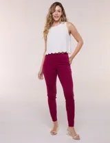 Pantalón jegging de tiro medio en tejido de denim azul, con calce ajustado skinny, cintura elastizada y bolsillos traseros funcionales.