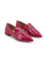 Zapato mocasín de cuero charolado en color magenta, con punta fina, taco bajo y detalle de cadena metálica en el empeine.
