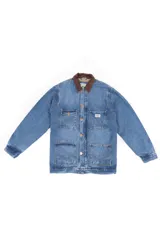 Campera de jean azul con cuello de corderito marrón, cierre con botones metálicos, cuatro bolsillos frontales y puños con botón.