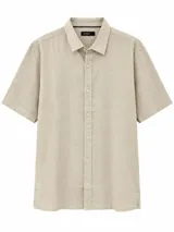 Camisa de lino color beige, de manga corta, con cuello camisero y cierre frontal de botones.