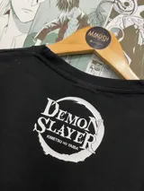 Remera negra de algodón con estampado de Nezuko Kamado en estilo chibi, personaje del anime Kimetsu no Yaiba.