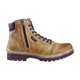 Bota acordonada de cuero color marrón claro, con cierre lateral y suela dentada.