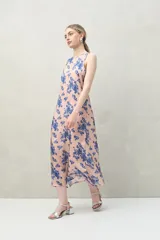 Vestido largo sin mangas de silueta fluida, color rosado con estampado floral abstracto en azul.