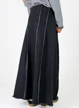 Pollera midi de denim azul oscuro, con diseño de paneles verticales y costuras desflecadas en color blanco que crean un efecto visual de rayas.