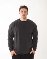 Buzo de cuello redondo con efecto stone wash, color gris oscuro. Presenta un diseño minimalista con bordado sutil en el pecho y detalle en la manga.