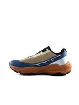 Championes Umbro modelo Numa para hombre, con diseño todoterreno en color beige, negro, detalles en naranja y verde claro, y suela chunky con buen agarre.