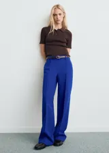 Pantalón de tiro medio color azul, con diseño recto y largo, trabillas para cinturón y cierre oculto con botón, gancho y cremallera.