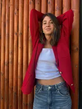 Blazer rojo de algodón, con solapas, dos botones dorados en el frente y puños con botones dorados.