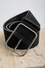 Cinto ancho de cuero gamuzado color negro con hebilla cuadrada plateada.