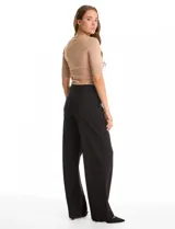 Pantalon palazzo de tiro alto con pinzas frontales, bolsillos laterales funcionales y bolsillos traseros ojal simulados. Presenta una silueta fluida y relajada con pretina lisa y pasadores para cinturón.