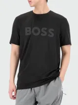Remera deportiva de manga corta color negro, con cuello redondo y logo de la marca BOSS estampado en el frente con textura de líneas horizontales.