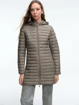 Campera larga acolchada color gris oscuro, con capucha fija, cierre frontal de cremallera de dos vías y diseño ligero con relleno sintético aislante.